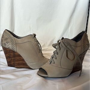 Gianni Bini bootie wedge high heels olive green/grey/taupe ish lace up